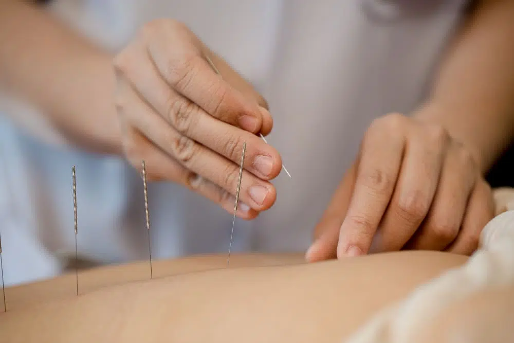 Hátsó fájdalmak szelíd gyógymódjai: A gyógynövényektől a mozgásterápiáig